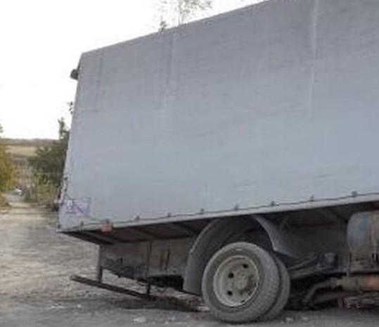В канализационный люк проваливаются машины в селе Садовое